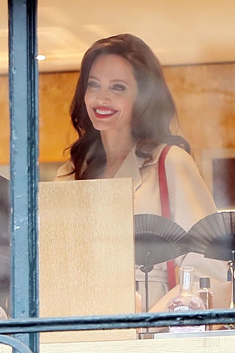 Нажмите на изображение для увеличения. 

Название:	angelina-jolie-at-guerlain-perfumes-shop-in-paris-3.jpg 
Просмотров:	656 
Размер:	119.0 Кб 
ID:	10020