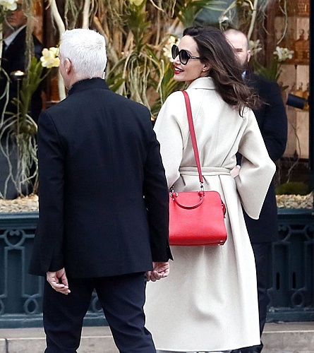 Нажмите на изображение для увеличения. 

Название:	angelina-jolie-at-guerlain-perfumes-shop-in-paris-4.jpg 
Просмотров:	684 
Размер:	163.0 Кб 
ID:	10021
