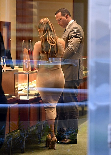 Нажмите на изображение для увеличения. 

Название:	jennifer-lopez-shopping-for-jewelry-in-miami-9.jpg 
Просмотров:	686 
Размер:	129.4 Кб 
ID:	10081