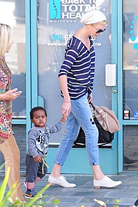 Нажмите на изображение для увеличения. 

Название:	Charlize-Theron-021613-6.jpg 
Просмотров:	871 
Размер:	85.2 Кб 
ID:	3314