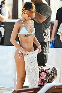 Нажмите на изображение для увеличения. 

Название:	Rihanna-070713-5_0.jpg 
Просмотров:	1219 
Размер:	72.7 Кб 
ID:	4469