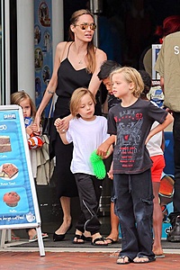 Нажмите на изображение для увеличения. 

Название:	angelina-jolie-090813-_1.jpg 
Просмотров:	928 
Размер:	87.0 Кб 
ID:	4956