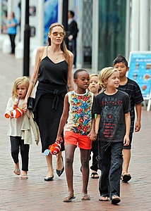 Нажмите на изображение для увеличения. 

Название:	angelina-jolie-090813-_2.jpg 
Просмотров:	877 
Размер:	79.6 Кб 
ID:	4957