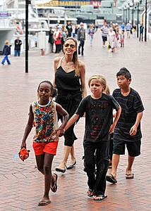 Нажмите на изображение для увеличения. 

Название:	angelina-jolie-090813-_4.jpg 
Просмотров:	868 
Размер:	86.3 Кб 
ID:	4959