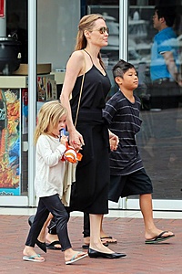 Нажмите на изображение для увеличения. 

Название:	angelina-jolie-090813-_8.jpg 
Просмотров:	902 
Размер:	76.1 Кб 
ID:	4963