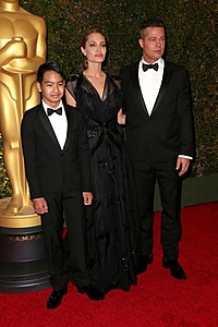 Нажмите на изображение для увеличения. 

Название:	angelina-jolie-brad-maddox-111613-_4.jpg 
Просмотров:	1198 
Размер:	65.4 Кб 
ID:	6002