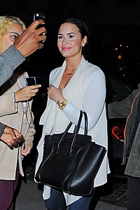 Нажмите на изображение для увеличения. 

Название:	demi-lovato-out-in-nyc-october-2015_2.jpg 
Просмотров:	907 
Размер:	143.5 Кб 
ID:	8139