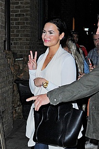 Нажмите на изображение для увеличения. 

Название:	demi-lovato-out-in-nyc-october-2015_6.jpg 
Просмотров:	797 
Размер:	161.9 Кб 
ID:	8140