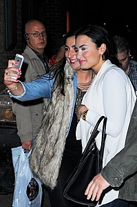Нажмите на изображение для увеличения. 

Название:	demi-lovato-out-in-nyc-october-2015_5.jpg 
Просмотров:	917 
Размер:	164.3 Кб 
ID:	8141