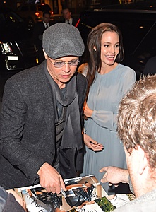 Нажмите на изображение для увеличения. 

Название:	angelina-jolie-and-brad-pitt-out-in-manhattan-in-new-york-november-2015_3.jpg 
Просмотров:	909 
Размер:	184.7 Кб 
ID:	8178