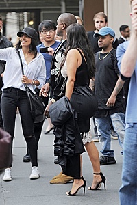 Нажмите на изображение для увеличения. 

Название:	kim-kardashian-out-to-dinner-at-harry-cipriani-in-new-york-6-5-2016-11.jpg 
Просмотров:	479 
Размер:	152.7 Кб 
ID:	8730