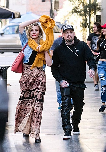 Нажмите на изображение для увеличения. 

Название:	cameron-diaz-heading-to-see-hamilton-on-christmas-eve-in-hollywood-3_thumbnail.jpg 
Просмотров:	664 
Размер:	89.0 Кб 
ID:	9896