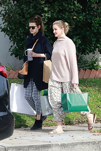 Нажмите на изображение для увеличения. 

Название:	cameron-diaz-shopping-with-bff-lake-bell-5.jpg 
Просмотров:	643 
Размер:	181.7 Кб 
ID:	9933