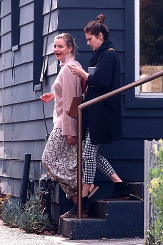 Нажмите на изображение для увеличения. 

Название:	cameron-diaz-shopping-with-bff-lake-bell-2.jpg 
Просмотров:	649 
Размер:	167.6 Кб 
ID:	9934