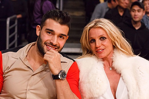 Нажмите на изображение для увеличения. 

Название:	britney-spears-with-boyfriend-sam-asghari-lakers-vs-the-golden-state-warriors-in-la-11-29-2017-4.jpg 
Просмотров:	177 
Размер:	127.4 Кб 
ID:	9750