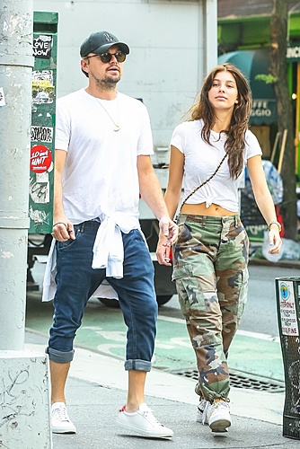 Нажмите на изображение для увеличения. 

Название:	camila-morrone-and-leonardo-dicaprio-west-village-new-york-05-15-2018-4.jpg 
Просмотров:	60 
Размер:	163.3 Кб 
ID:	10231